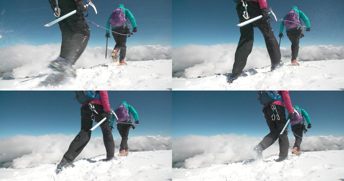 两名女子在冰冷的冰川上登山