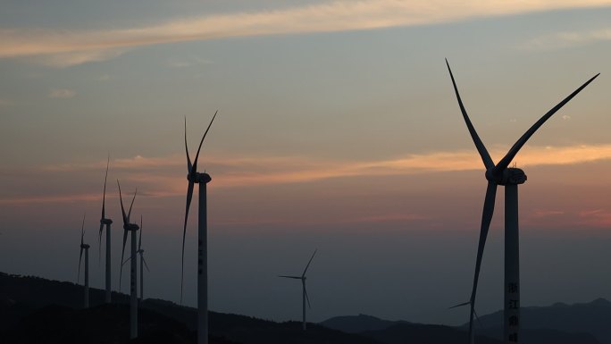 壮观的浙江高山风力发电机组 电网