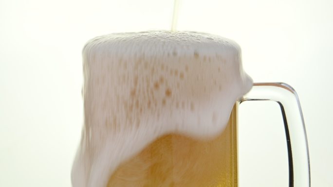 特写镜头：将啤酒倒在啤酒杯