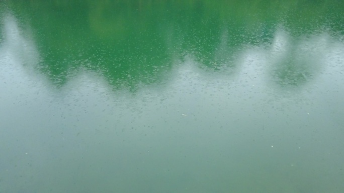 水面湖面雨点雨滴涟漪