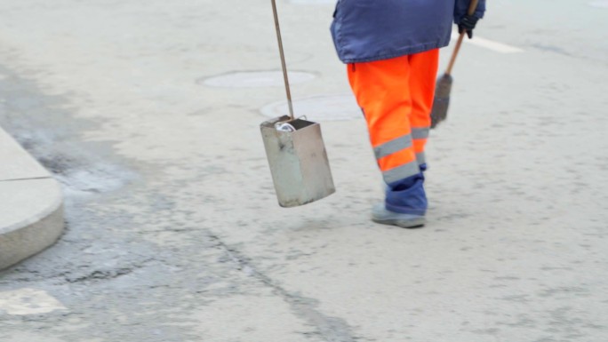 环卫工人清扫街道打扫路面环卫工