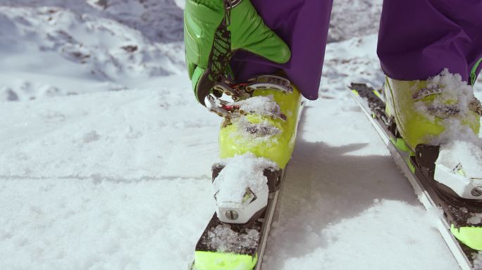 女滑雪者关闭靴扣