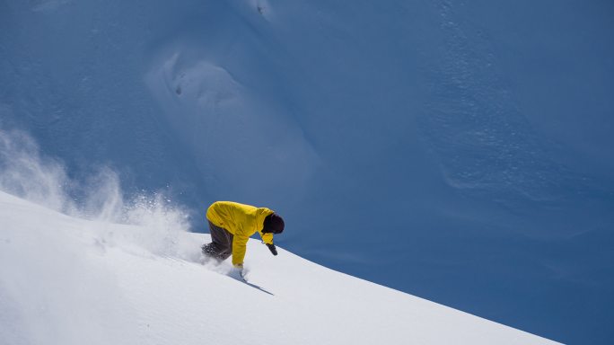 正在滑雪的男子高山运动员慢动作自由式