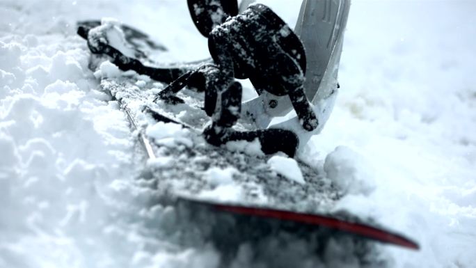 滑雪板躺在雪地里雪地滑雪板