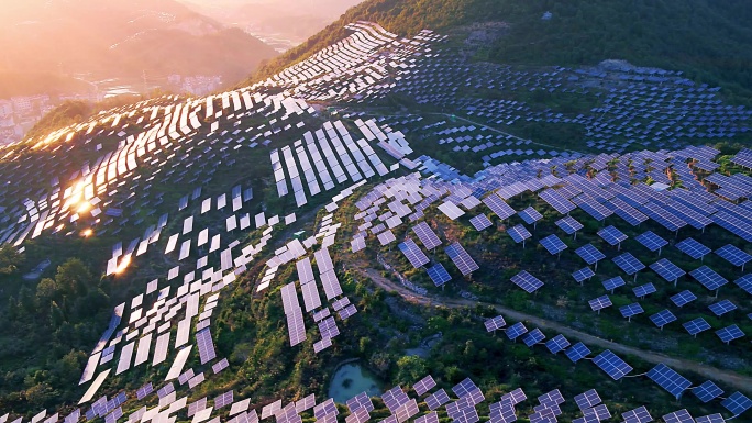 航拍山上光伏太阳能电池板