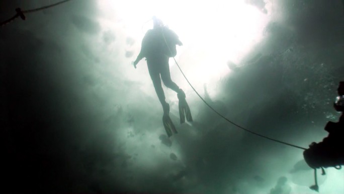 潜水员潜海冰盖冬泳