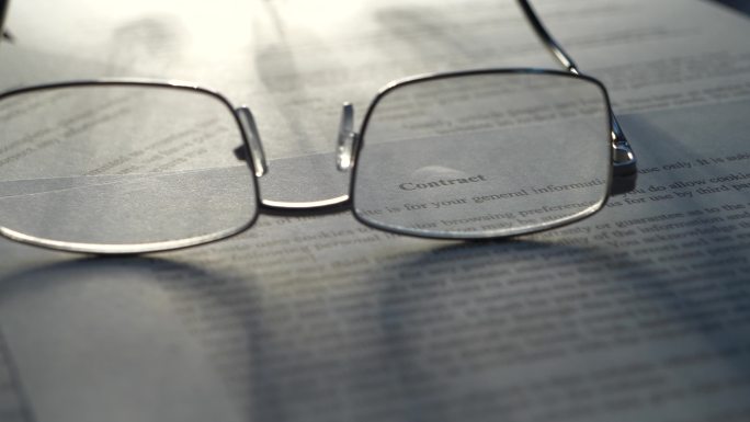 合同条款和条件法律文本和眼镜