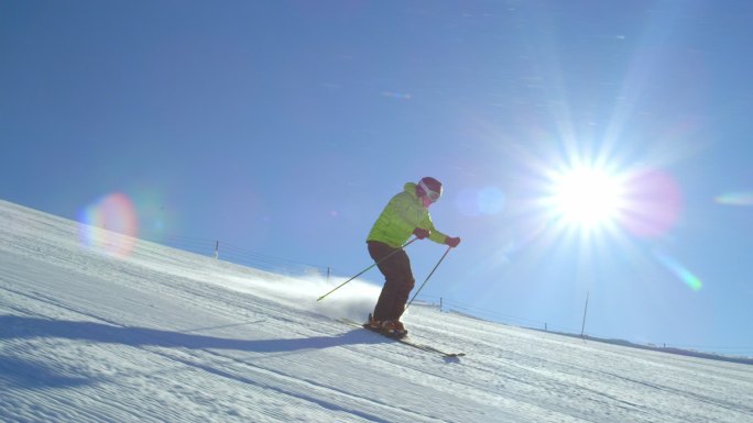 滑雪者在阳光下滑雪