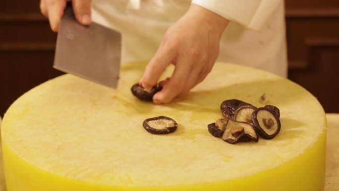 厨师切水发香菇 (5)