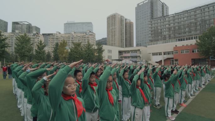 小学生操场升旗敬礼 升国旗仪式