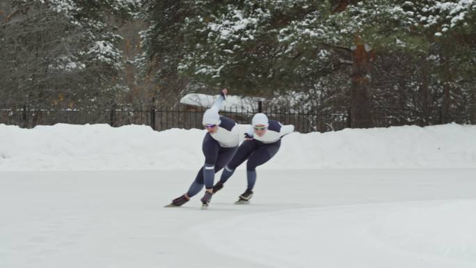 冬季女子速滑选手在室外溜冰场
