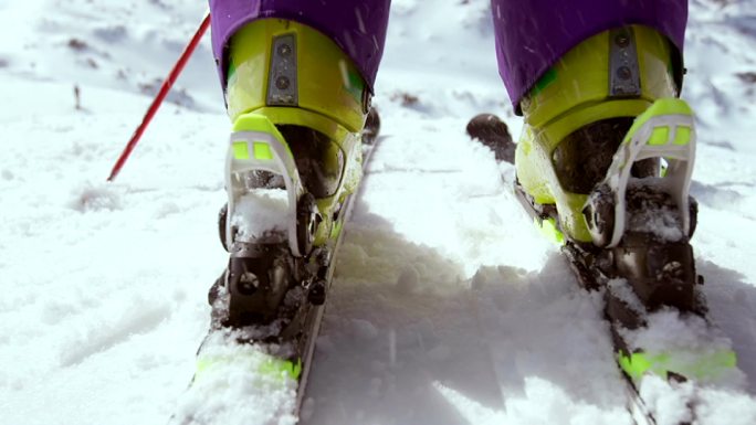 滑雪运动员准备滑雪
