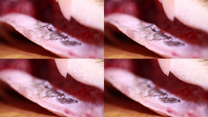 打开草鱼腹腔刮去黏膜血渍  (7)