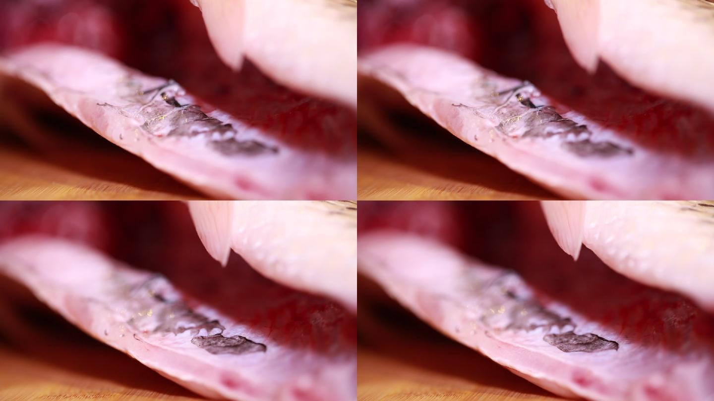 打开草鱼腹腔刮去黏膜血渍  (7)