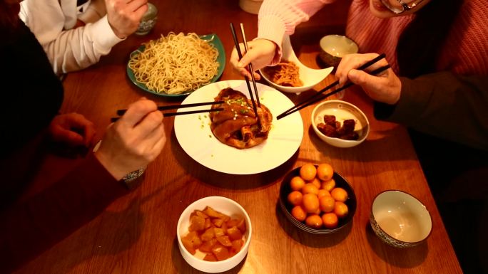 过年过节家人聚餐全家福吃饭年夜饭