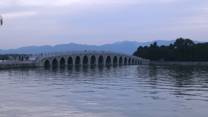 实拍傍晚十七孔桥、昆明湖景色