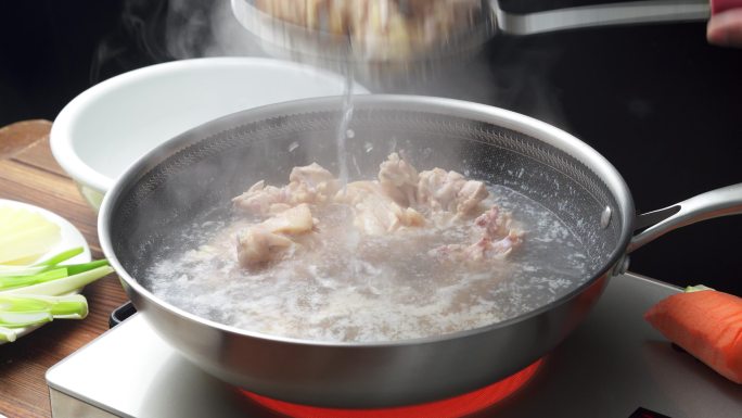 特色中餐清炖鸡翅根烹饪过程