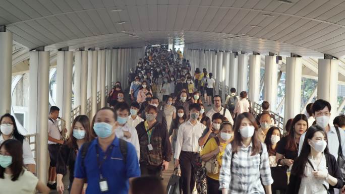 曼谷的清晨早高峰疫情防控戴口罩人群行人