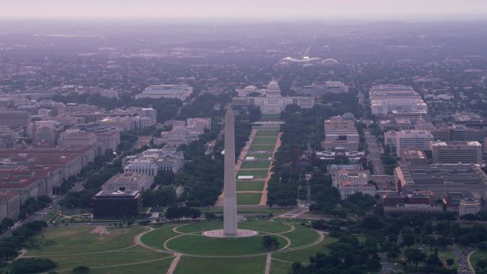 华盛顿纪念碑和国会大厦鸟瞰图。