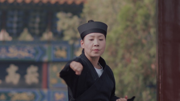 在嵩山寺庙里打拳练武的女道士