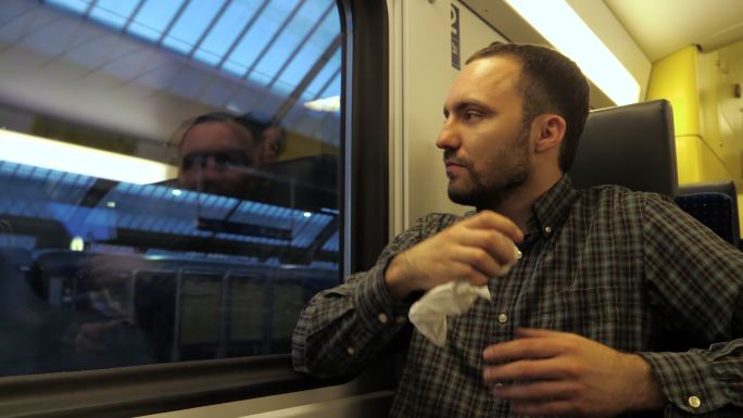 成熟男子在火车上咳嗽