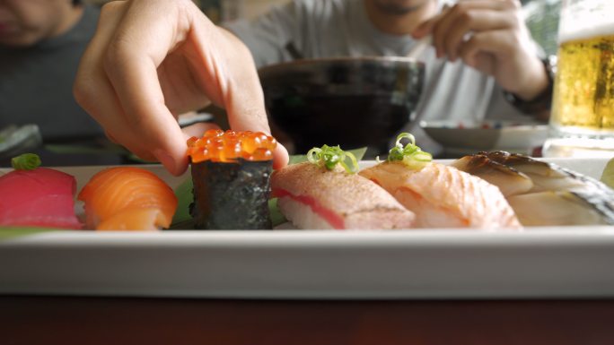 寿司和生鱼片日式料理旅游饮食三文鱼