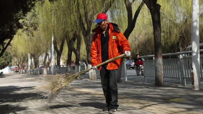 清洁工 扫地  工人 老人 柳树