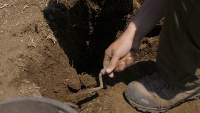 考古学家挖掘古罗马遗迹的手