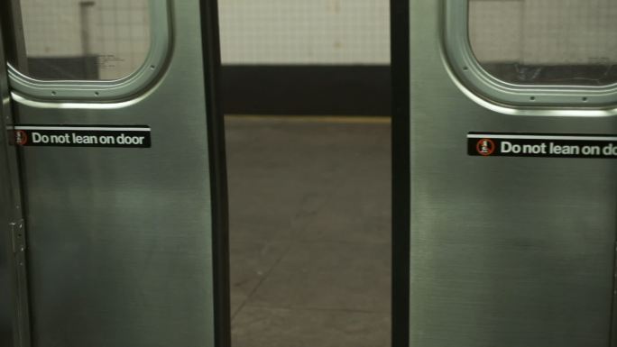 打开车门。纽约地铁。特写。