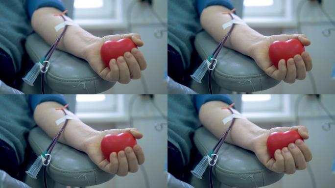 一个人在输血中心献血时挤压球。