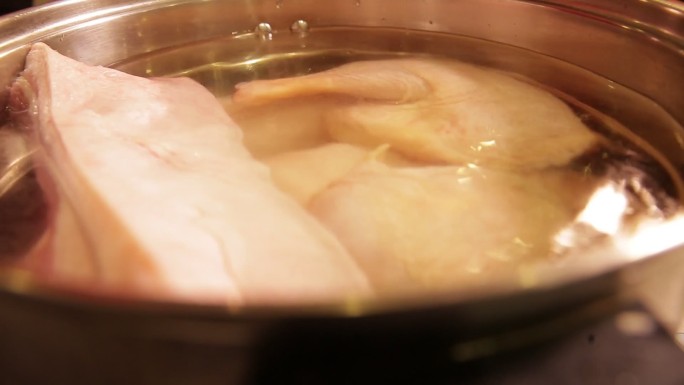 锅中加水炖肉焯水去血沫  (6)