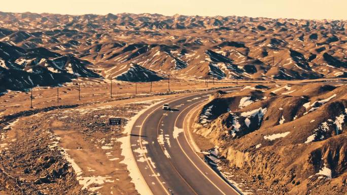 航拍在戈壁公路上自驾