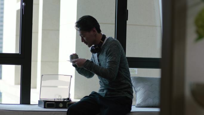 听音乐的男人 喝咖啡 窗外喝茶 听音乐