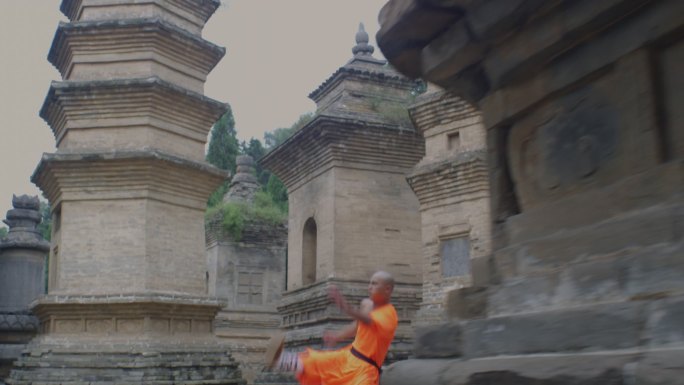 在少林寺塔林练武的僧人