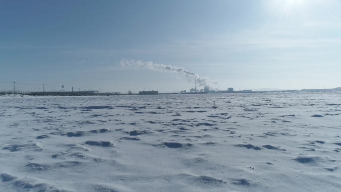 冬天雪地蓝天烟囱工业城市景色空镜
