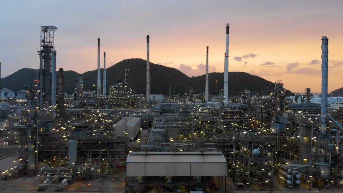 日落时的炼油厂工业中国油田开采