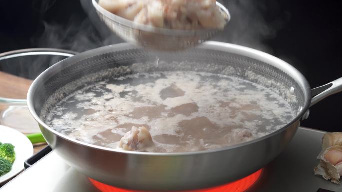 中餐特色汤品海带黄豆猪蹄汤烹饪过程