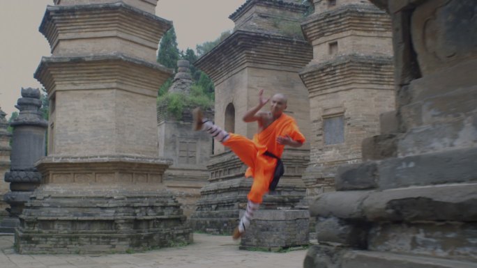 在少林寺塔林练武的僧人