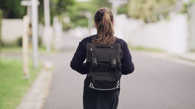 年轻女学生上学路上