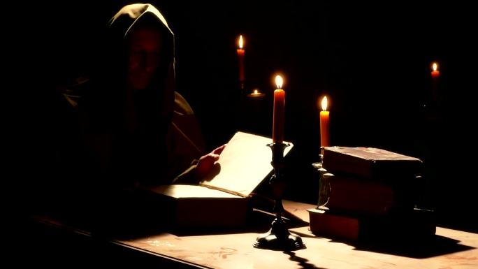 修道士读那本古老的礼拜书