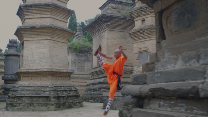 在少林寺塔林练武的僧人