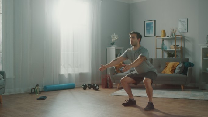 在家健身的男子视频素材锻炼计划养生健身器