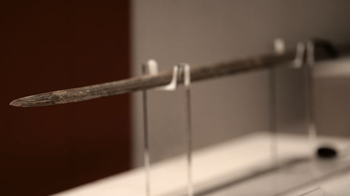 4K博物馆秦国珍贵文物青铜长剑空镜