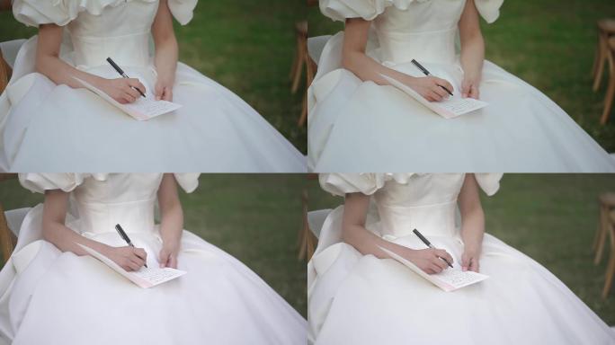 写誓言卡的新娘子