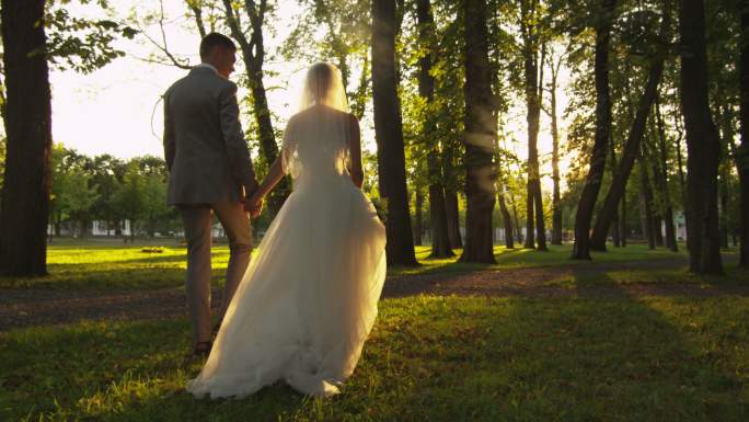 幸福的年轻新婚夫妇在公园