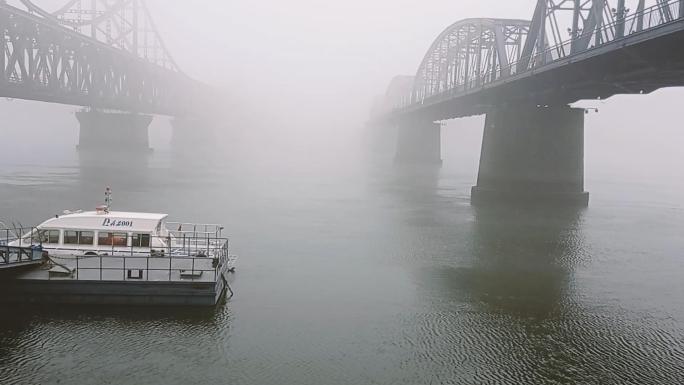 大雾中的鸭绿江断桥视频素材