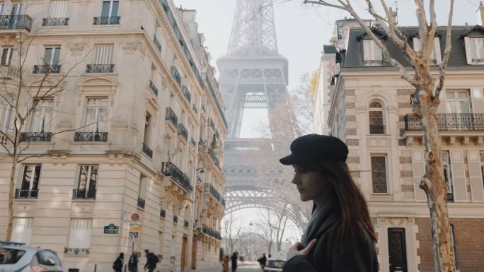 优雅的女人沿着巴黎街行走