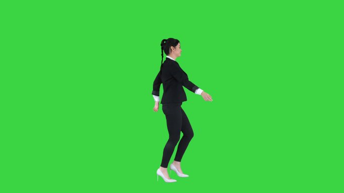 女商人在绿色屏幕上跳舞
