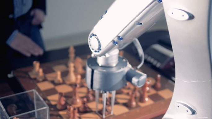 机器人手臂下棋的特写镜头。