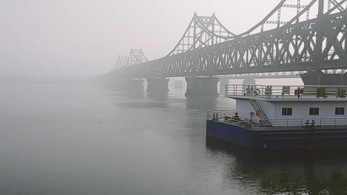 大雾里的鸭绿江大桥视频素材